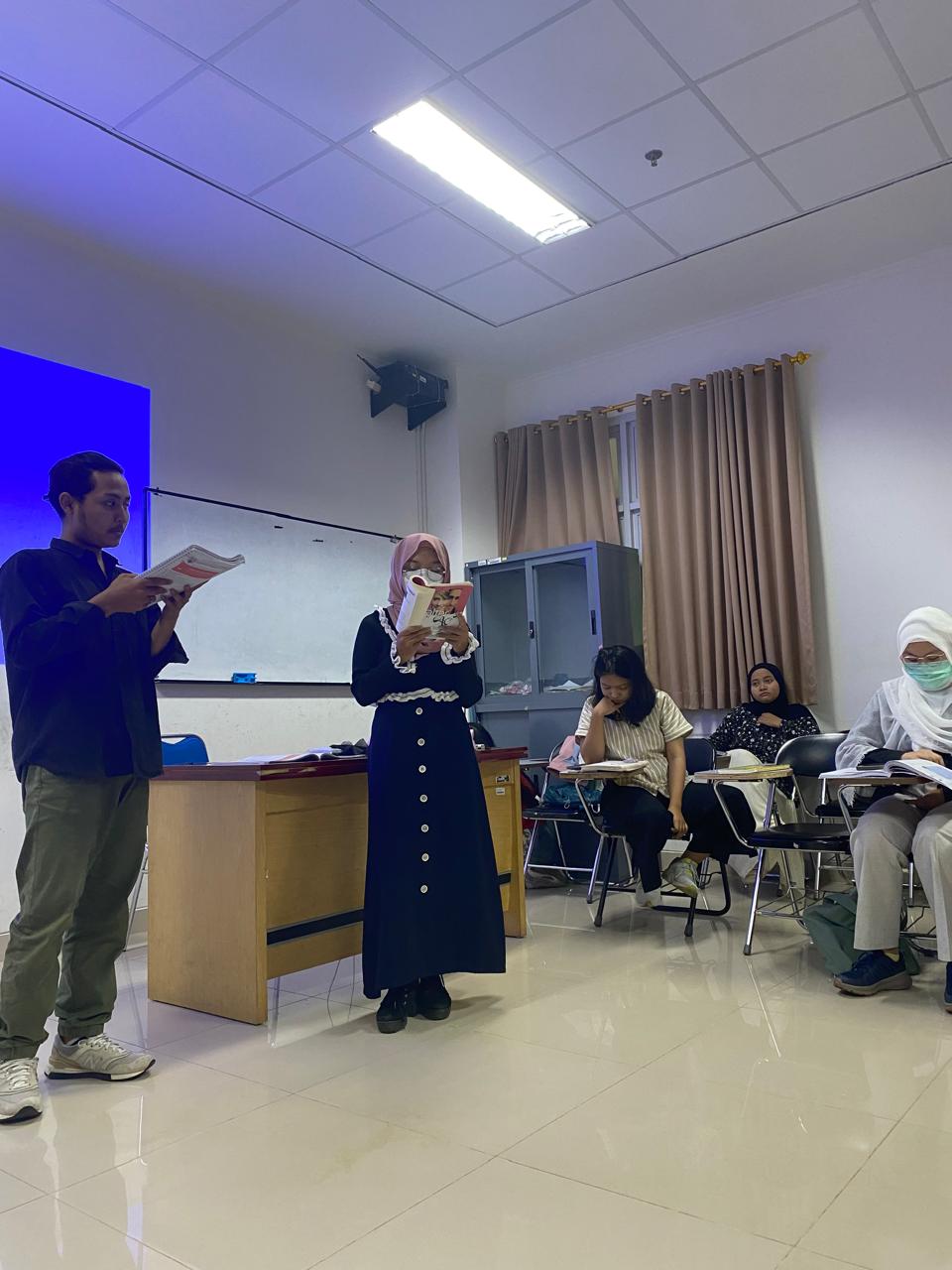 Beritahu Shafa yang Dulu, Ia Kini Mengajar