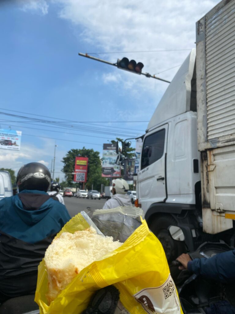 alt="Makan siang di jalan :)"